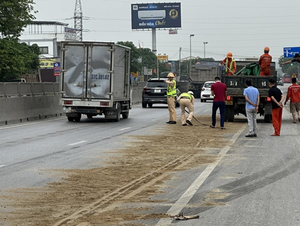 Xử lý dầu loang trên quốc lộ 1A khiến nhiều xe trượt ngã