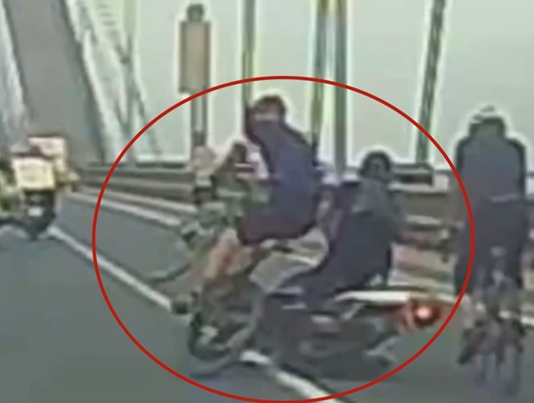 Xe máy húc vào đuôi xe đạp trên cầu Nhật Tân