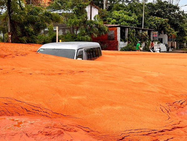Nhiều nhà dân, xe cộ bị vùi lấp vì lũ cát đỏ tại Bình Thuận