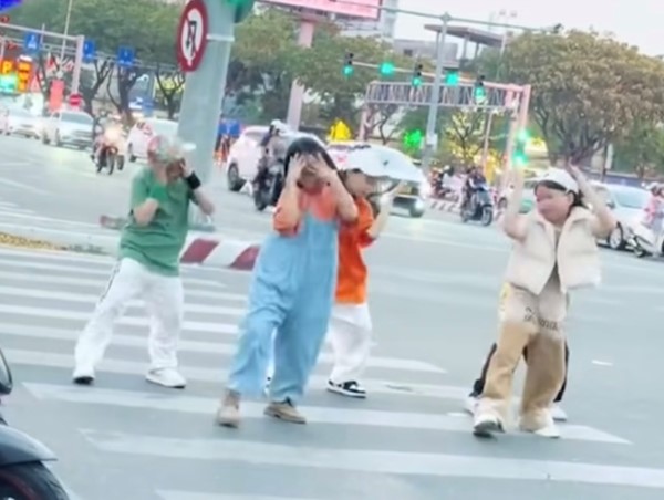 Biến đường phố thành sân khấu: Nở rộ trào lưu nguy hại