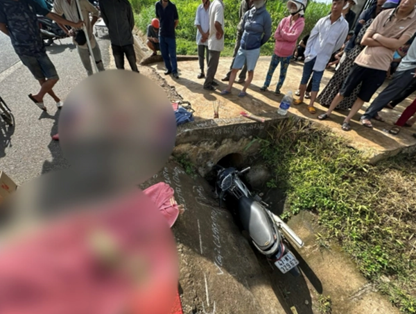 2 người tử vong khi xe mất lái lao xuống mương nước