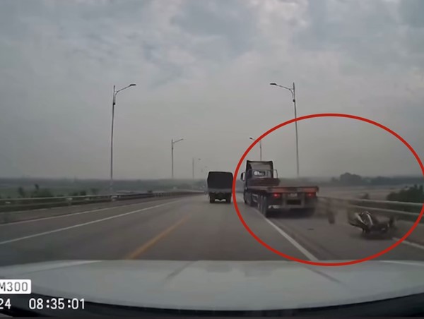 Tai nạn thương tâm khi xe container lấn làn đâm vào xe máy