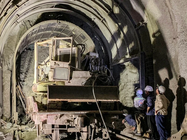 Ngày đêm vá sạt lở hầm đường sắt Chí Thạnh 