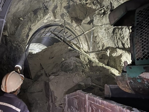 Hầm Chí Thạnh tiếp tục sạt lở, kéo dài thời gian thông tàu