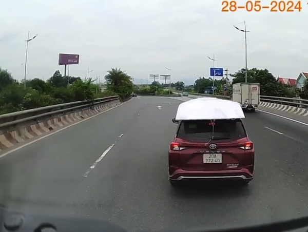 Ô tô chuyển làn liên tục, suýt va chạm với xe tải