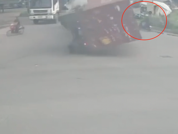 Xe container bất ngờ bị lật khi vào cua