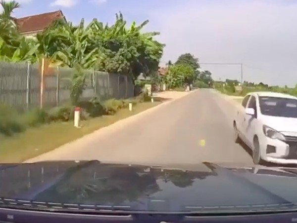 Bất ngờ lệch tay lái, ô tô con suýt đâm thẳng vào xe đối diện