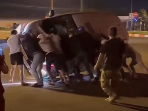 Ô tô lật nghiêng sau khi tông vào vòng xuyến