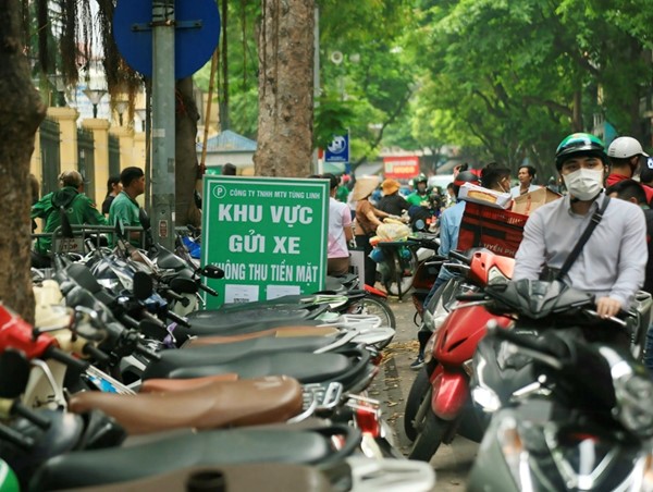 Hà Nội: sẽ thu phí đỗ xe không dùng tiền mặt trên toàn thành phố