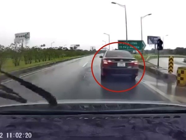 Quá lối ra, ô tô con đi lùi trên cao tốc Hà Nội - Thái Nguyên