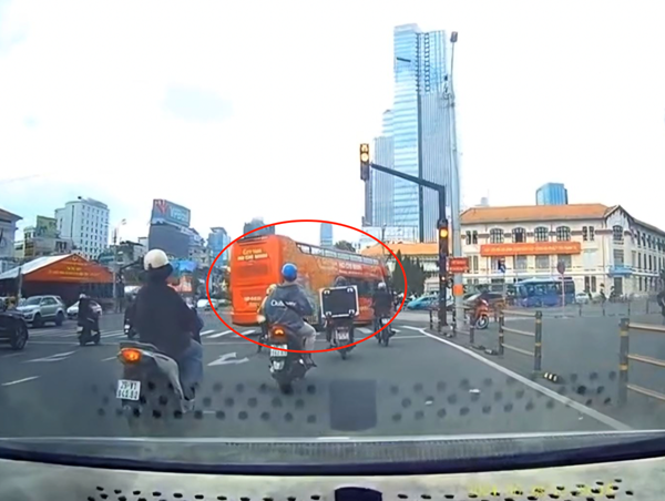 Xử phạt lái xe buýt 2 tầng vượt đèn đỏ