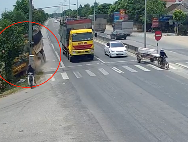 Xe tải lật nghiêng sau khi cố vượt, đâm vào cột đèn tín hiệu