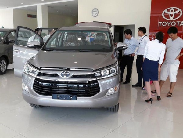 Khách mua ô tô chờ tin vui giảm lệ phí trước bạ