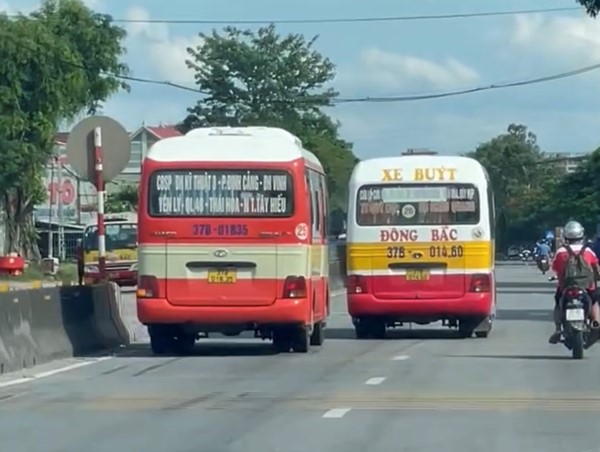 2 xe buýt rượt đuổi nhau trên quốc lộ 1A