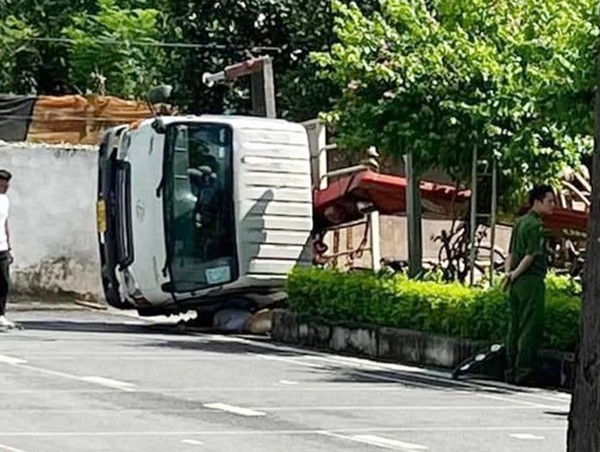 Hà Nội: Xe cần cẩu bất ngờ bị lật, 1 người tử vong
