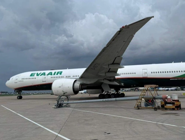 Vào nhầm bến đỗ, máy bay va vào cột đèn ở sân bay Tân Sơn Nhất