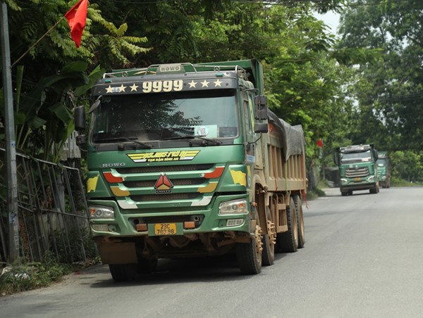 Hà Nội: Hàng loạt xe tải chây ì, chống đối lực lượng chức năng