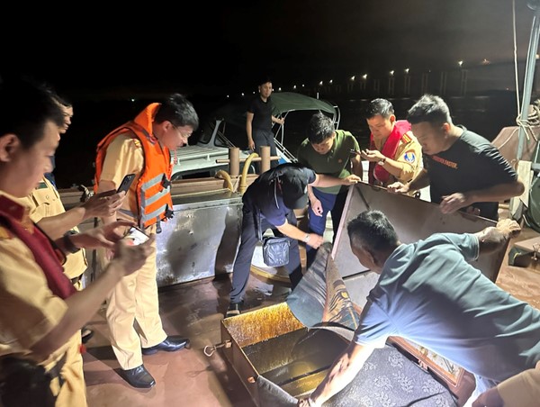 Bắt giữ tàu vận chuyển 45.000 lít dầu không có hóa đơn chứng từ