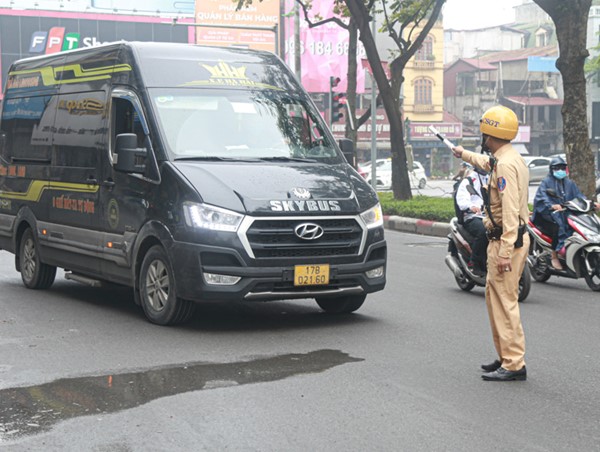 Mở toang lối đi cho xe khách trá hình lách luật?