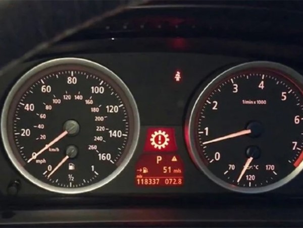 Nguyên nhân nào khiến đèn cảnh báo hộp số ô tô bật sáng?