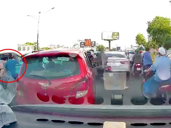 Tài xế ô tô bất ngờ dừng xe, đấm người phụ nữ giữa đường