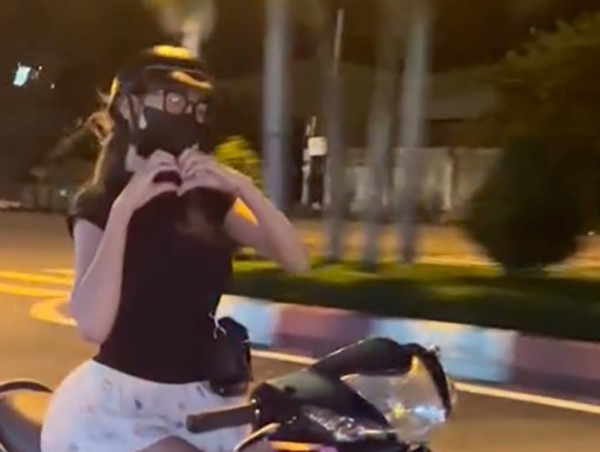 Xử phạt cô gái vắt chéo chân, buông 2 tay tạo hình trái tim khi lái xe