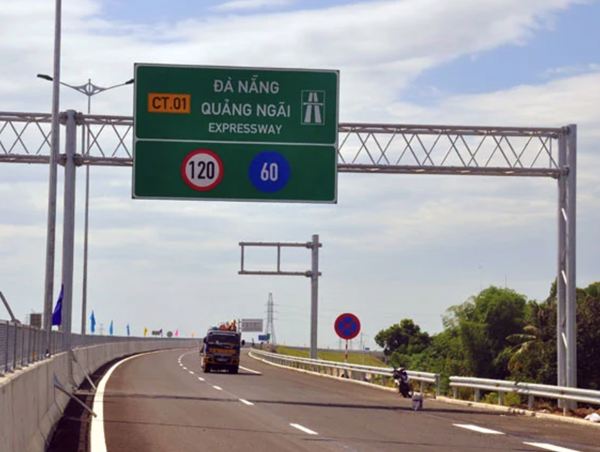 Khắc phục loạt biển báo bong tróc trên cao tốc Đà Nẵng - Quảng Ngãi