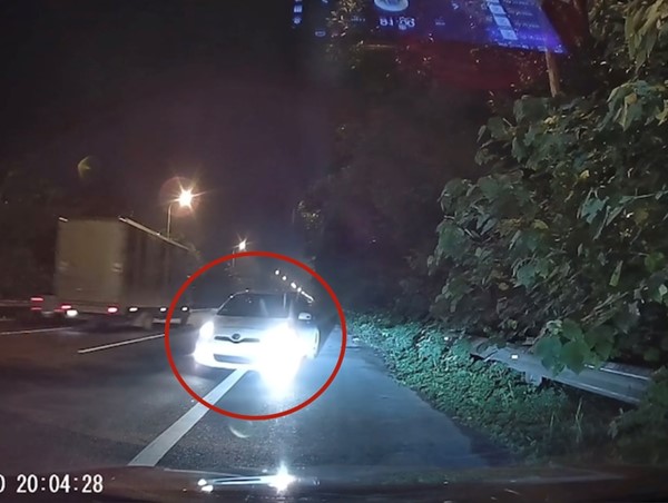 Đại lộ Thăng Long: Ô tô đi ngược chiều trên làn khẩn cấp