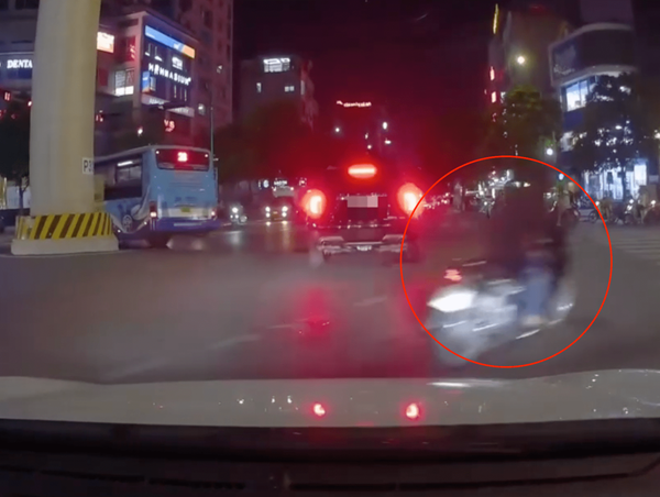 Xe máy đi ẩu, tạt đầu ô tô như cơn gió