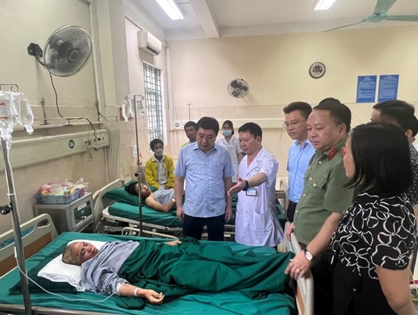 Thăm hỏi, hỗ trợ các nạn nhân trong xe khách bị vùi lấp tại Hà Giang