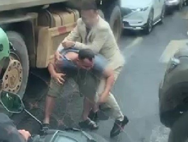 Chú rể đuổi đánh tài xế xe ben sau va chạm giao thông trên đường