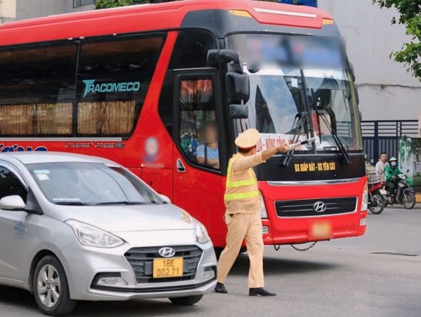 Thu hồi phù hiệu hơn 18.000 phương tiện vi phạm tốc độ trong 6 tháng đầu năm