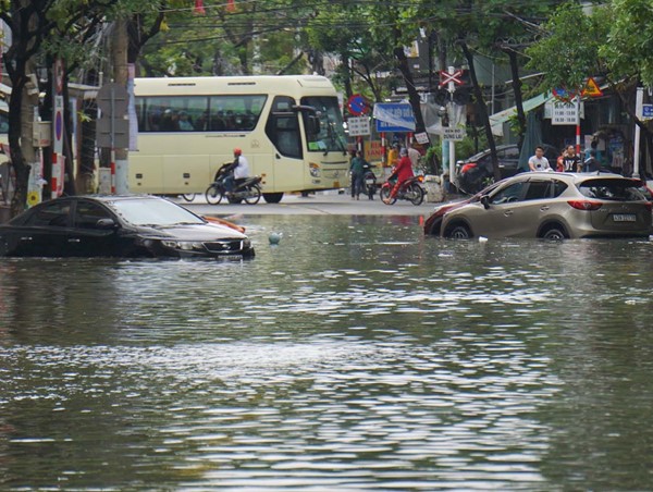 Điều khiển ô tô qua vùng ngập nước cần lưu ý gì?