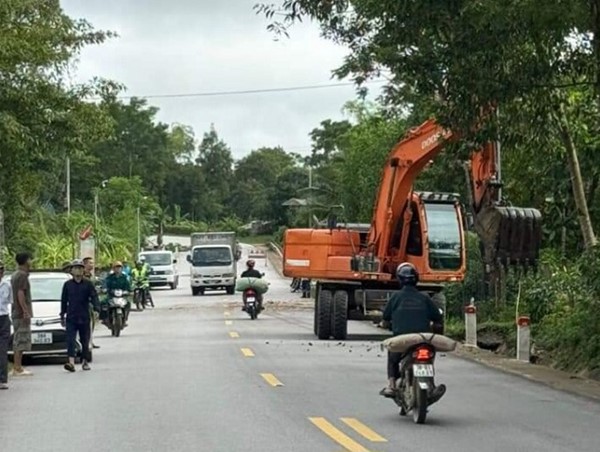 Ra quân giải tỏa hành lang giao thông đường Hồ Chí Minh