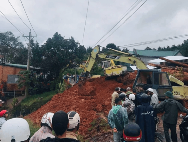 Thông xe Quốc lộ 27 sau sự cố sạt lở đất vùi lấp 1 căn nhà