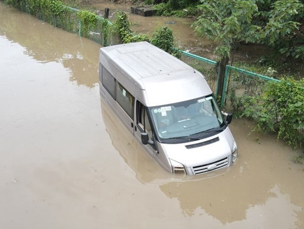 Làm gì để hạn chế hư hỏng ô tô trong thời tiết mưa bão?