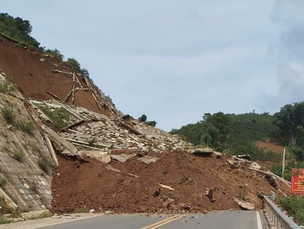 Sạt lở đường tránh thành phố Sơn La, giao thông 2 chiều ách tắc 