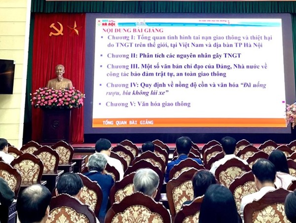 Hà Nội: tuyên truyền cho cán bộ, người dân về văn hóa giao thông an toàn