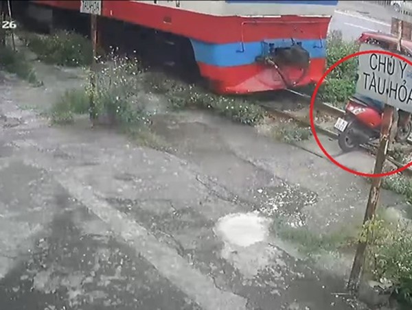 Bất cẩn băng qua đường sắt, người đi xe máy bị tàu hoả đâm trúng
