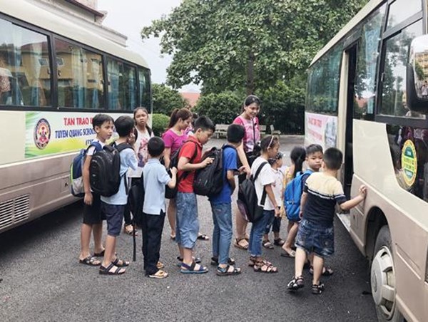 Đề xuất ô tô chở học sinh sơn màu vàng đậm, có biển báo 