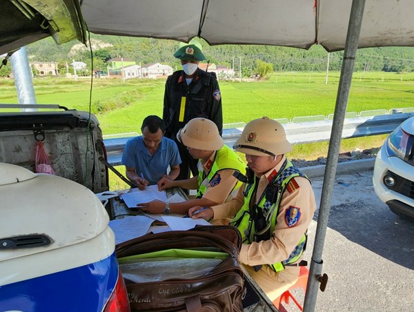 Đi vào đường cấm, tài xế xe đầu kéo dương tính với ma tuý