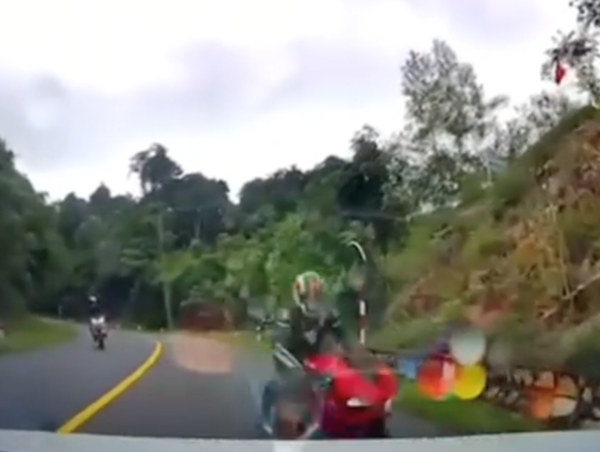 Vào góc cua khuất tầm nhìn, mô tô phân khối lớn lao thẳng vào ô tô