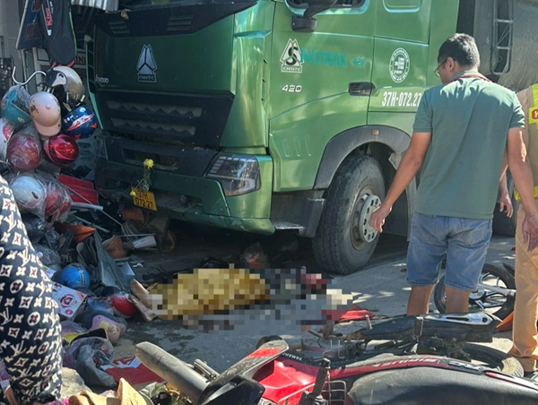 Xe đầu kéo đâm tử vong 1 người đi xe máy, lao vào hàng loạt cửa hàng