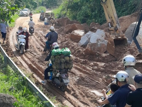 Thông xe đèo Tà Pứa nối Bình Thuận và Lâm Đồng sau vụ sạt lở nghiêm trọng