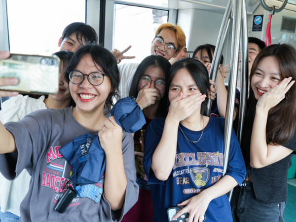 Hanoi Metro: Điểm check in mới dịp cuối tuần, ngắm nhìn một Hà Nội trên cao