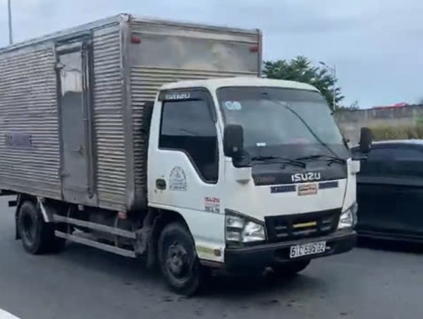 Tài xế bị phạt 11 triệu đồng và tước bằng lái vì dừng xe giữa cao tốc