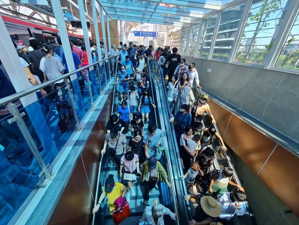 Đường sắt Nhổn - Ga Hà Nội đã vận chuyển hơn 100 nghìn lượt khách