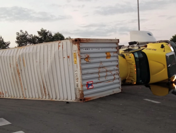 Xe container lật ngang khi ôm cua