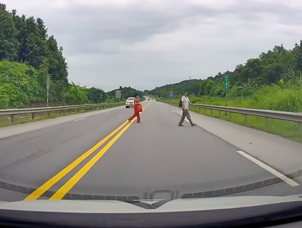 Người dân “vô tư” sang đường trên cao tốc, tài xế ô tô phải phanh gấp