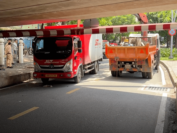 Xe tải kéo sập thanh giới hạn chiều cao dưới gầm cầu